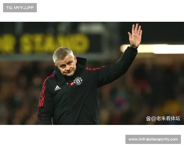 小球迷场边举牌支持卡里克，曼联新帅感动挥手